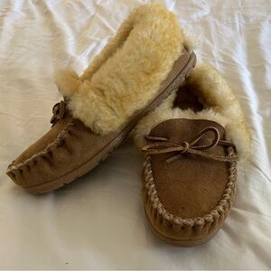 Women’s LL Bean Wicked Good Shearling Moccasin Slippers in Brown